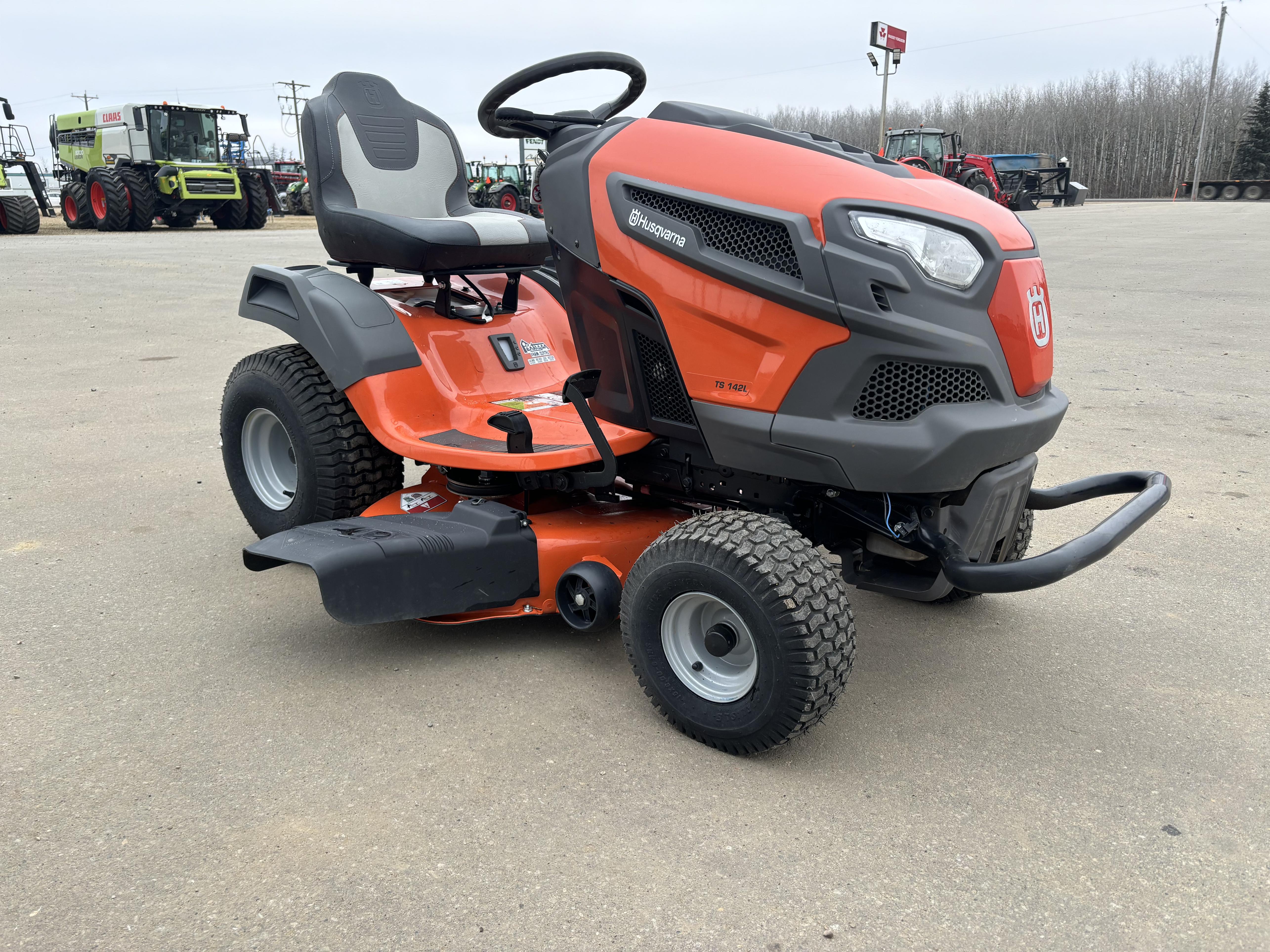 2023 Husqvarna TS142L Mower/Riding