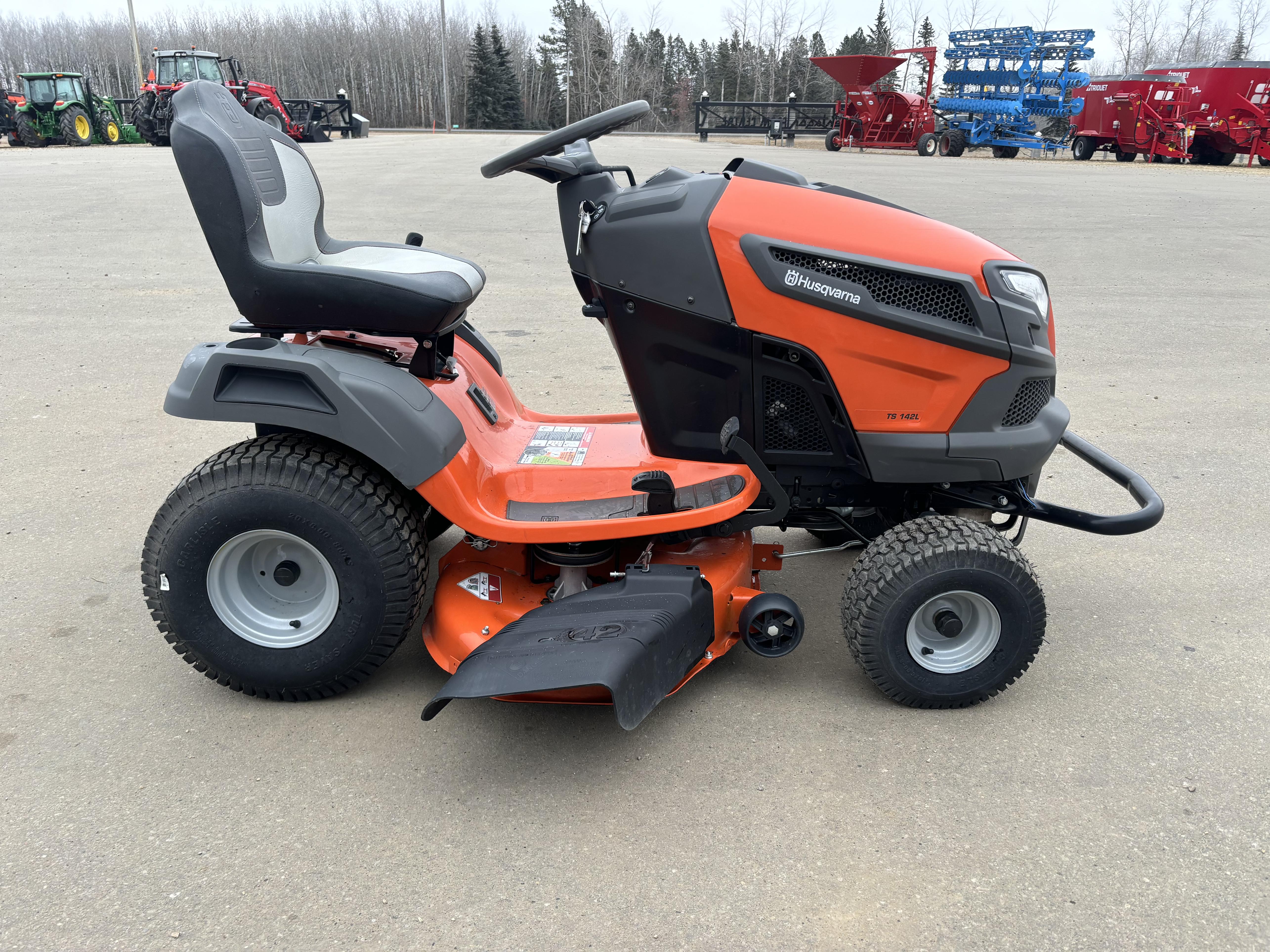 2023 Husqvarna TS142L Mower/Riding