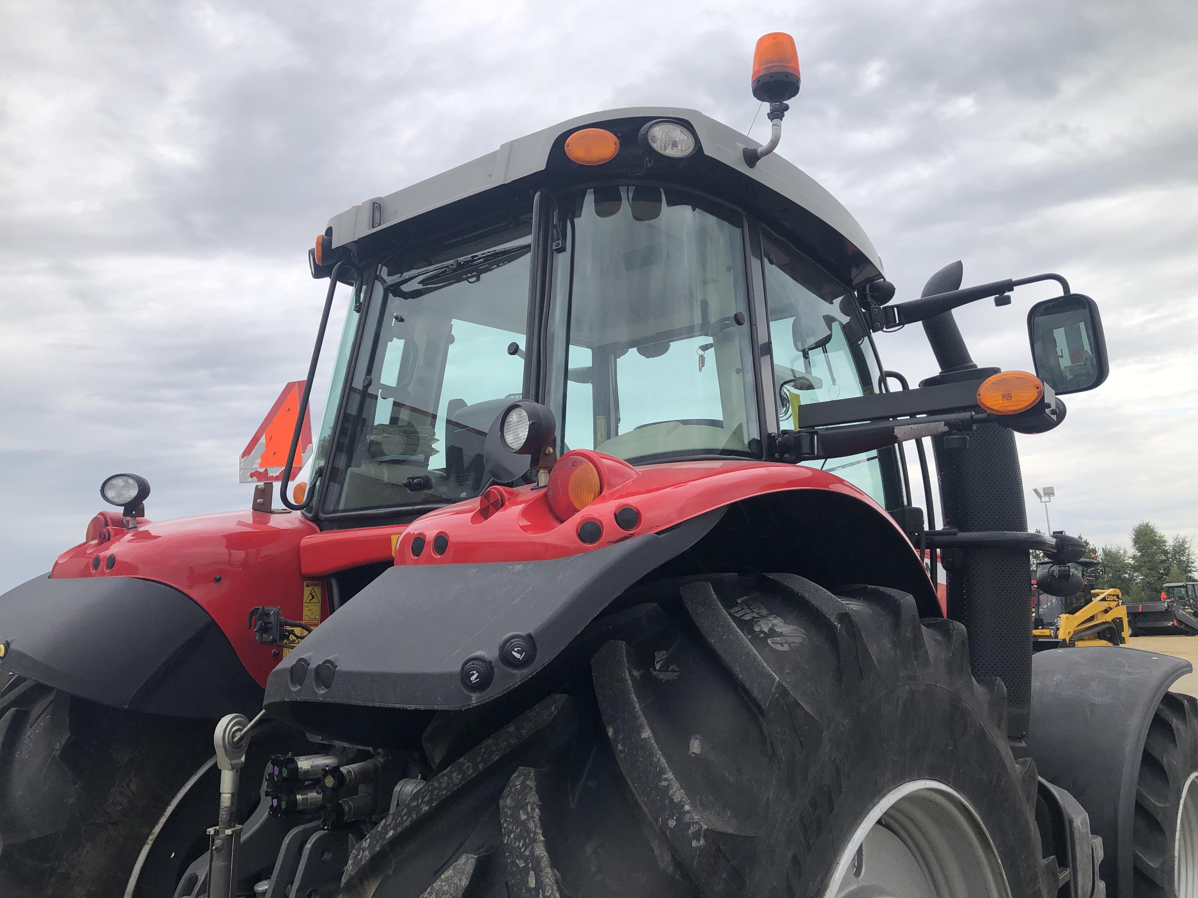 2013 Massey Ferguson 7620 Deluxe Tractor