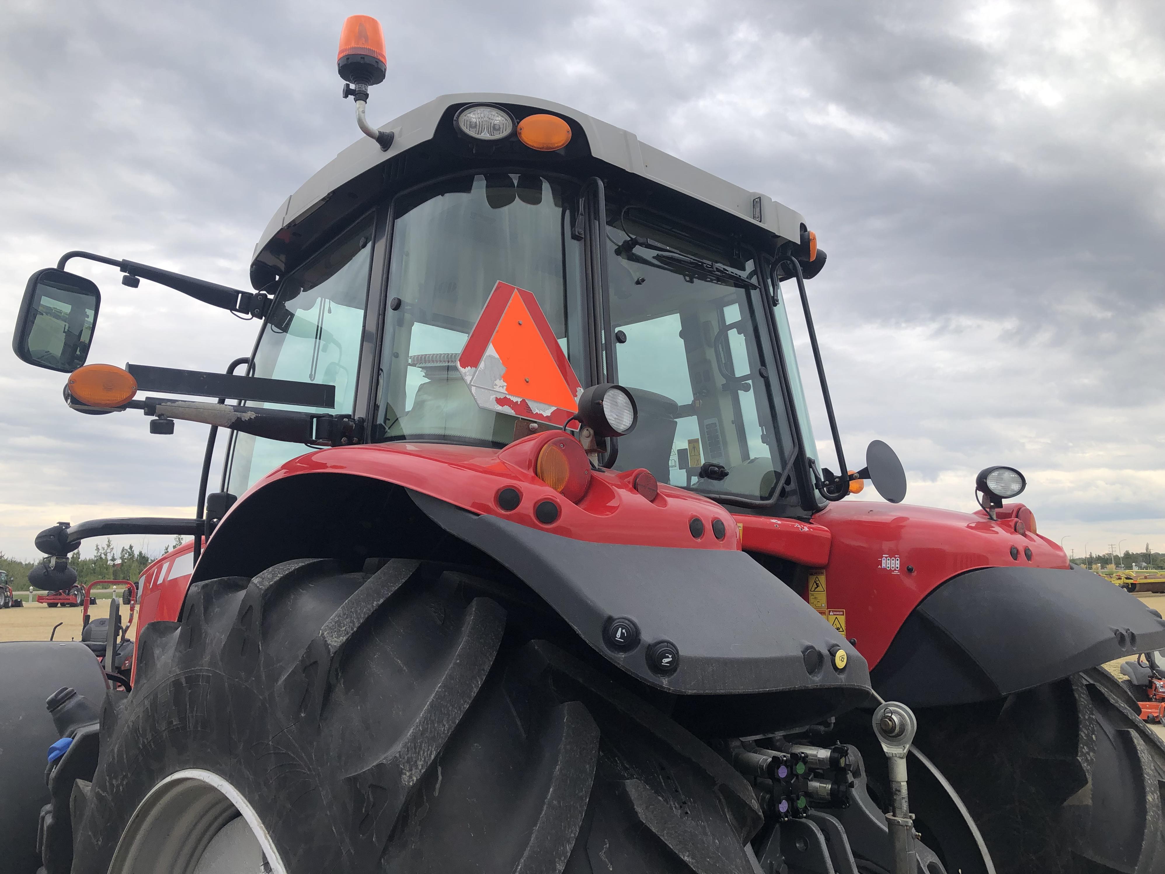 2013 Massey Ferguson 7620 Deluxe Tractor