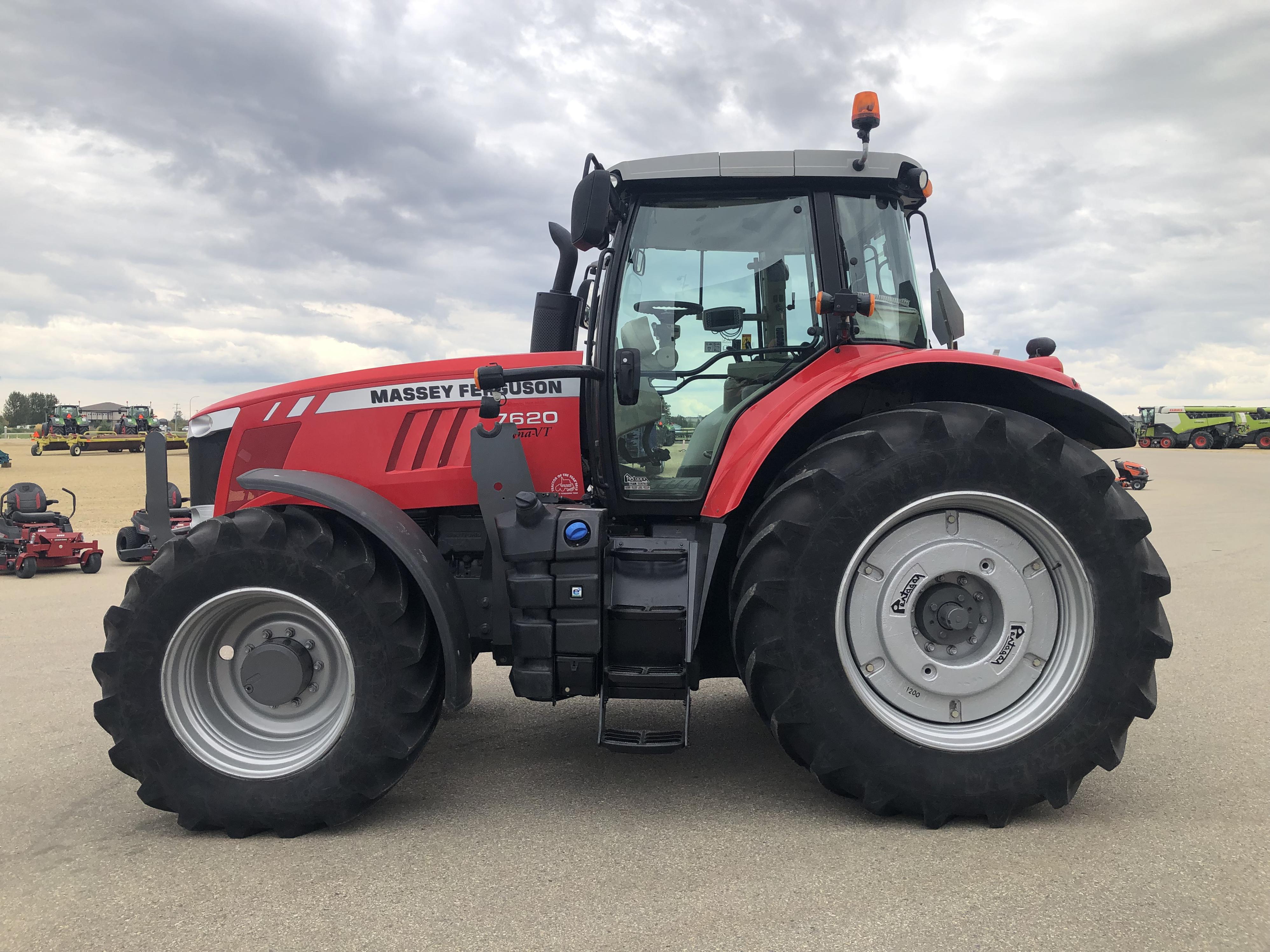 2013 Massey Ferguson 7620 Deluxe Tractor