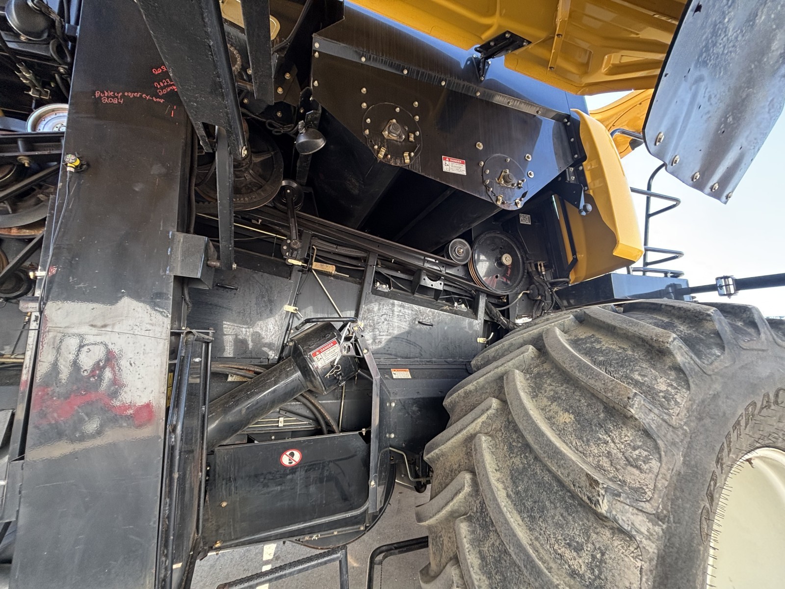 2009 New Holland CR9080 Combine