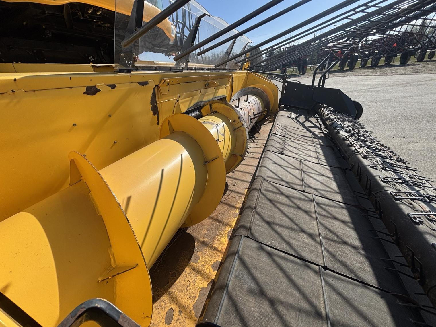 2009 New Holland CR9080 Combine