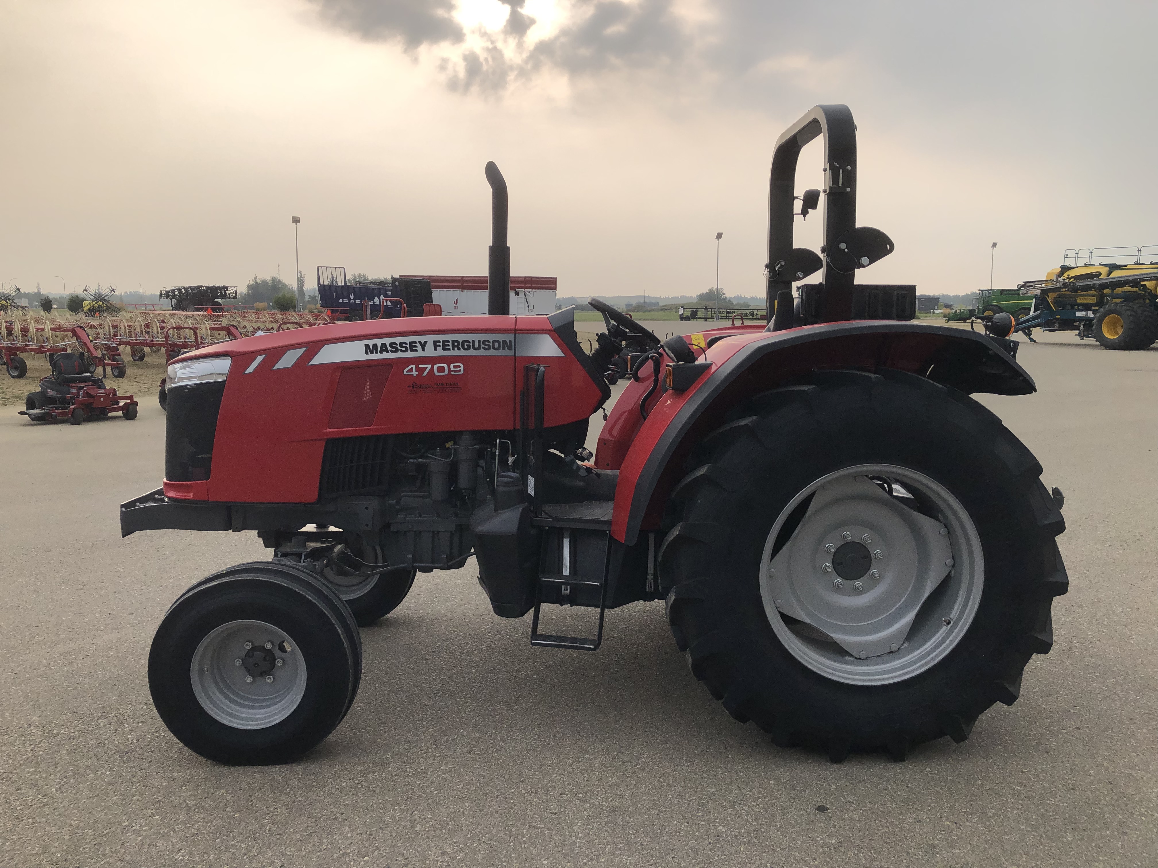 2015 Massey Ferguson 4709 Tractor