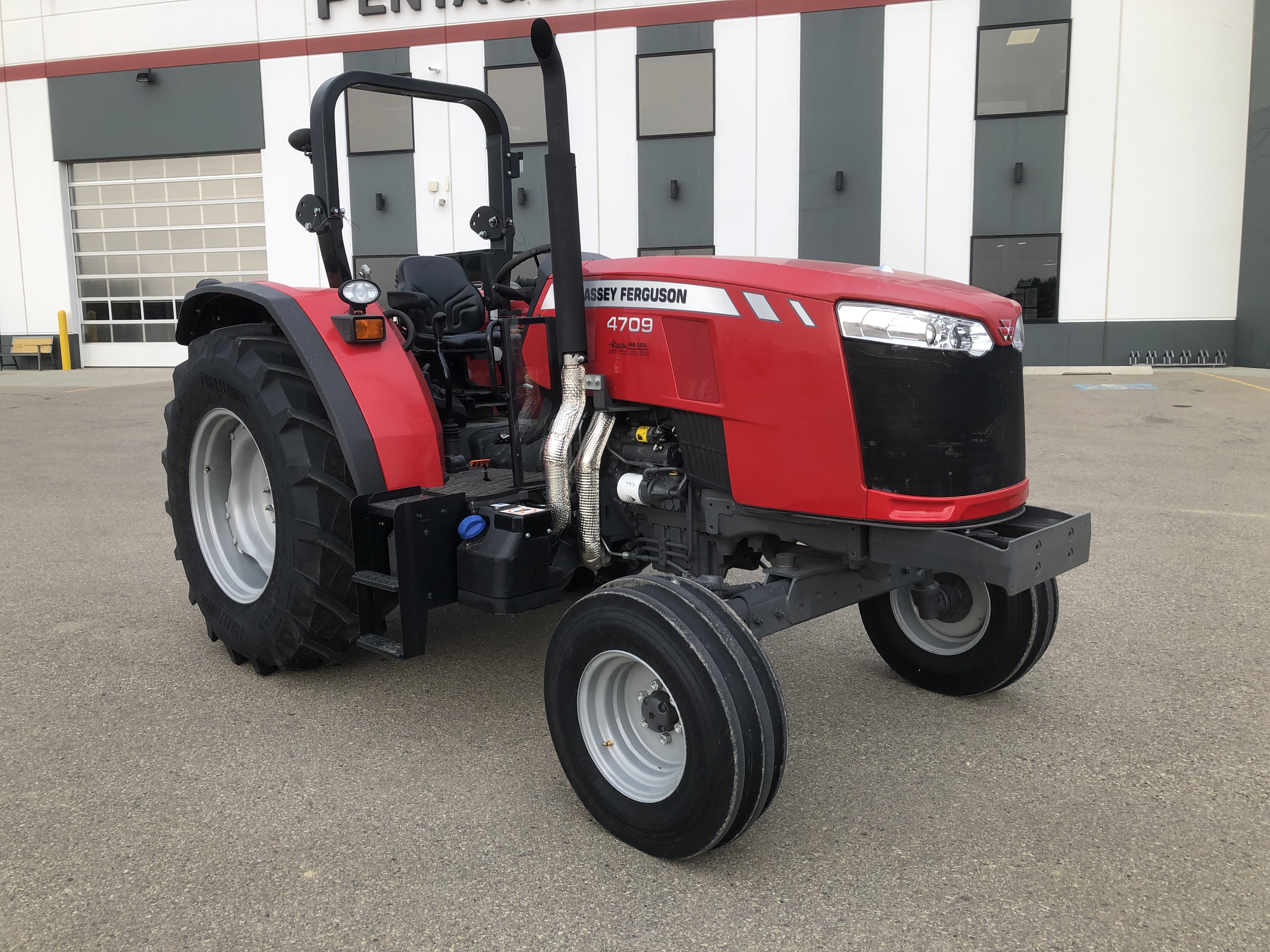 2015 Massey Ferguson 4709 Tractor