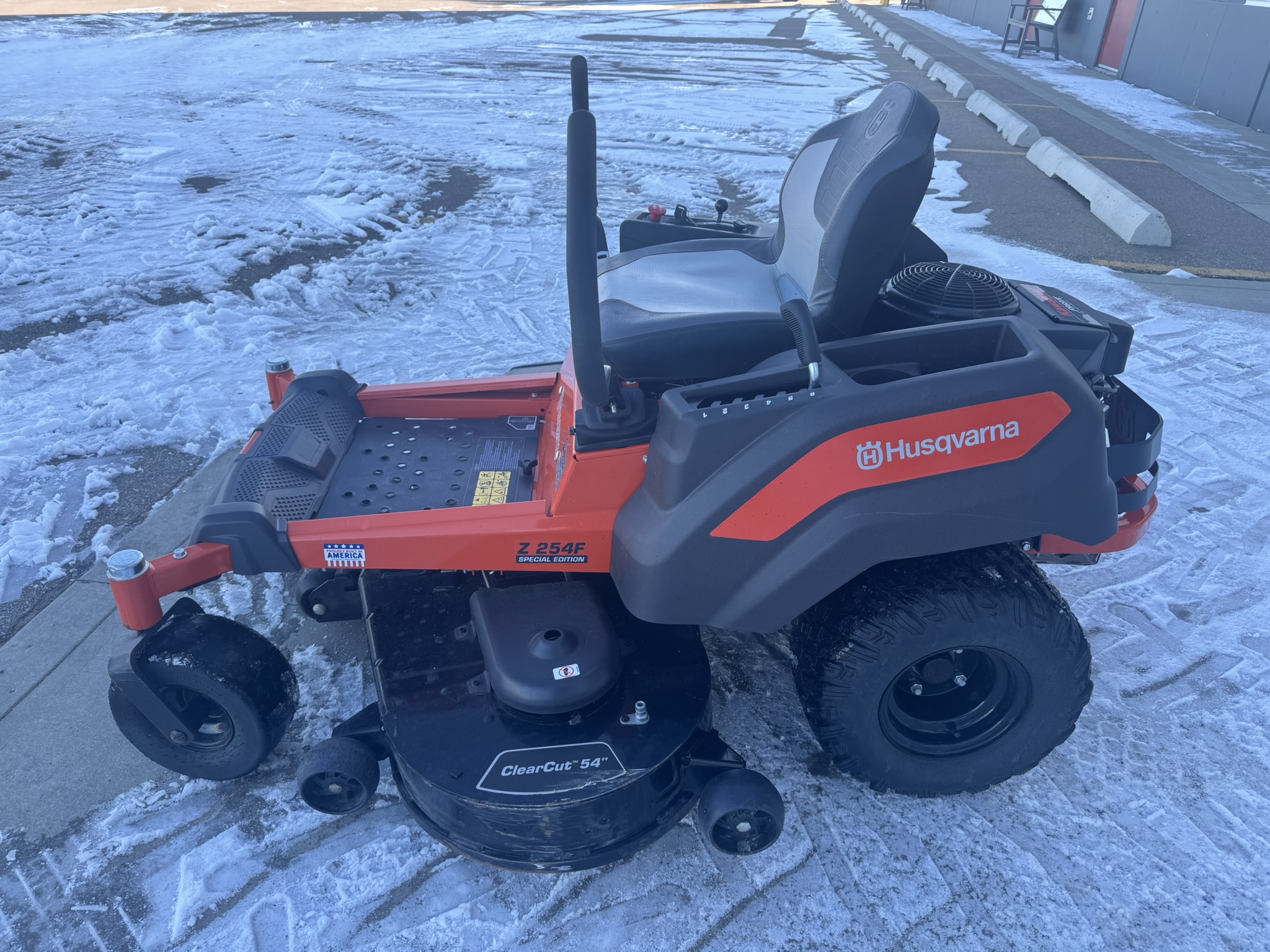 2025 Husqvarna Z254F Mower/Zero Turn