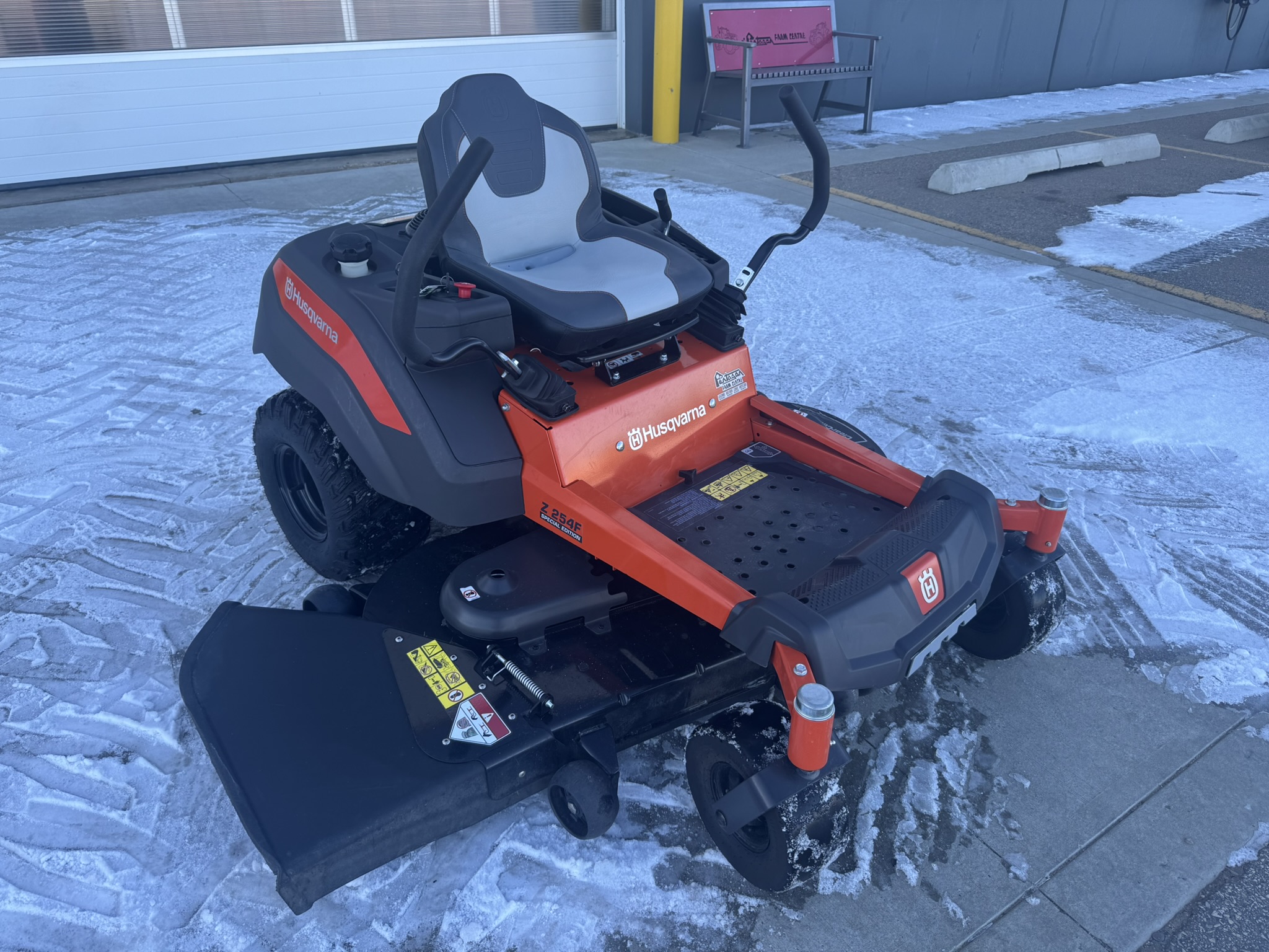 2025 Husqvarna Z254F Mower/Zero Turn
