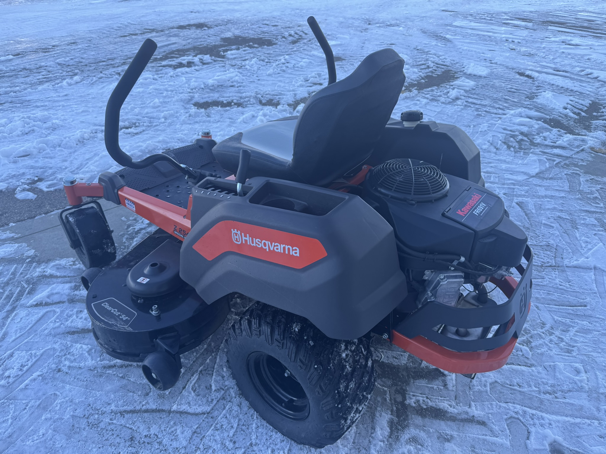 2025 Husqvarna Z254F Mower/Zero Turn