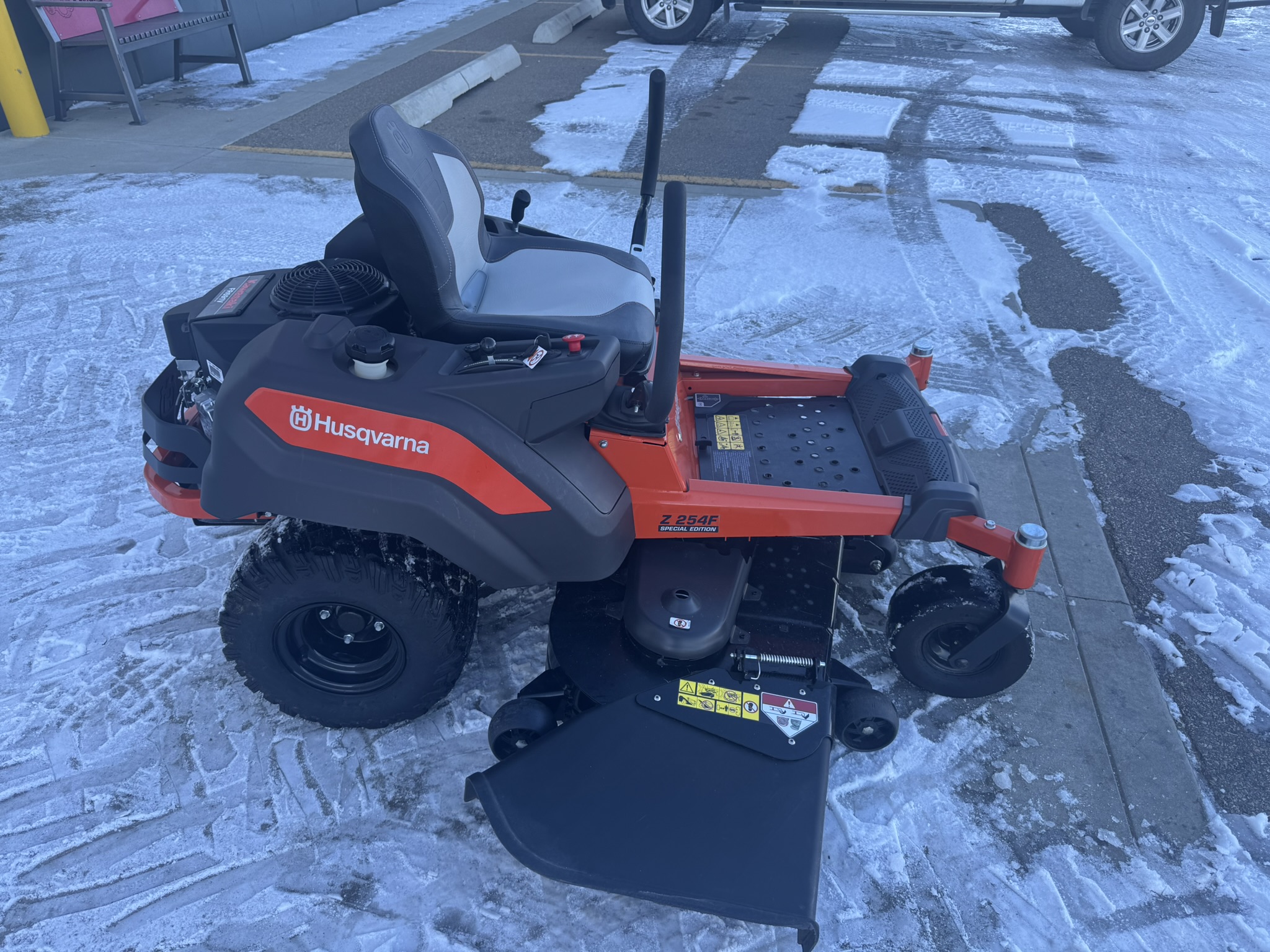 2025 Husqvarna Z254F Mower/Zero Turn