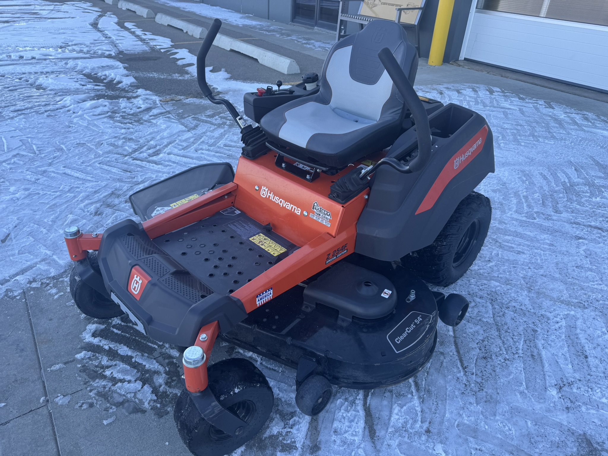 2025 Husqvarna Z254F Mower/Zero Turn