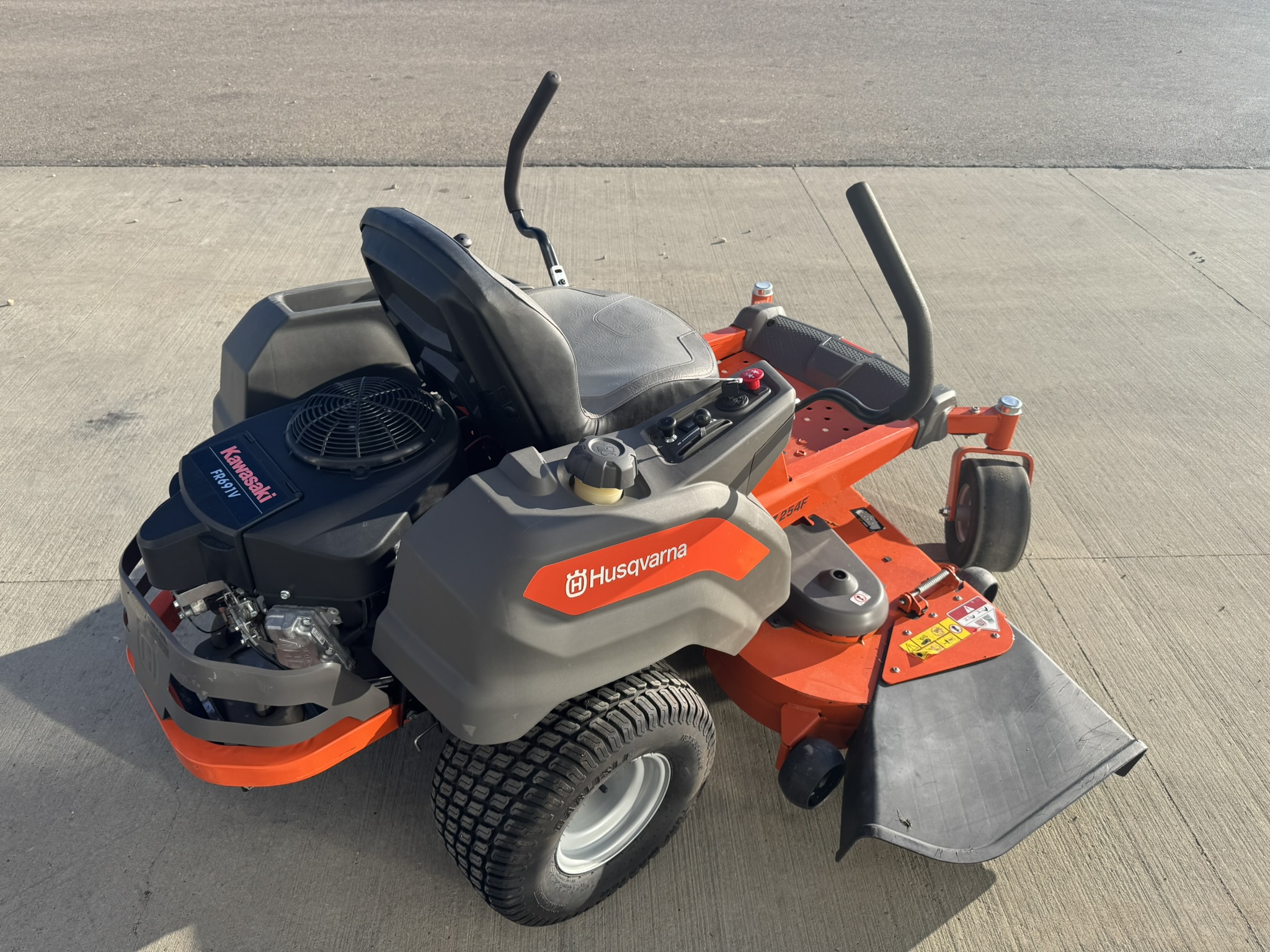 2020 Husqvarna Z254F Mower/Zero Turn