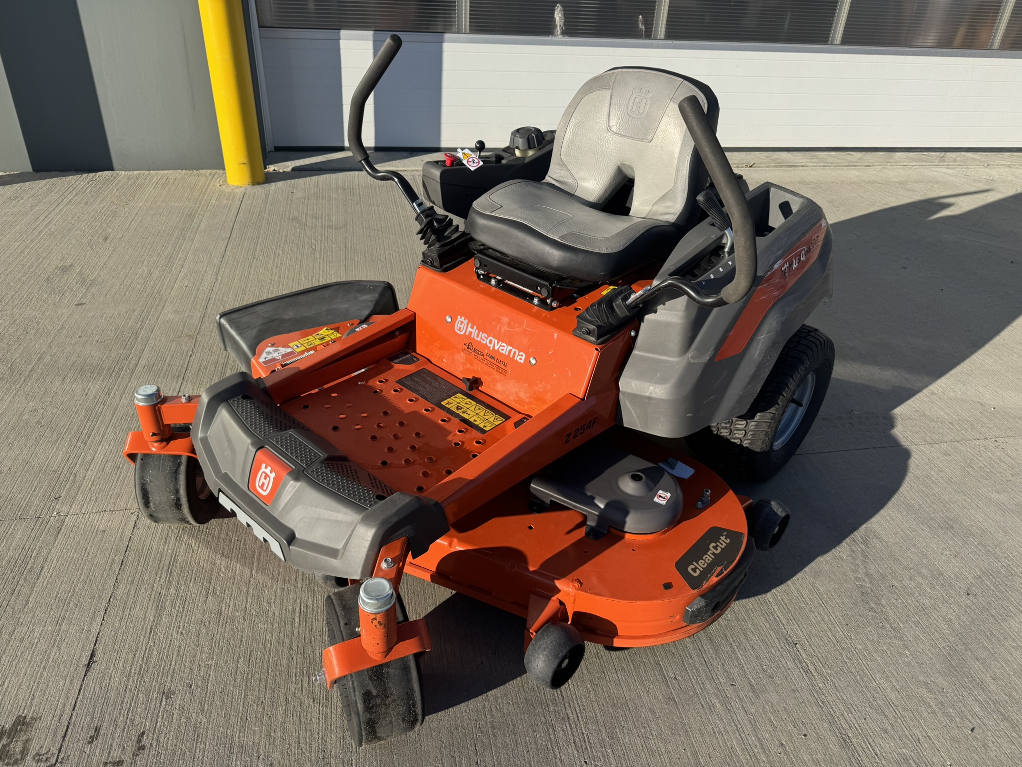2020 Husqvarna Z254F Mower/Zero Turn