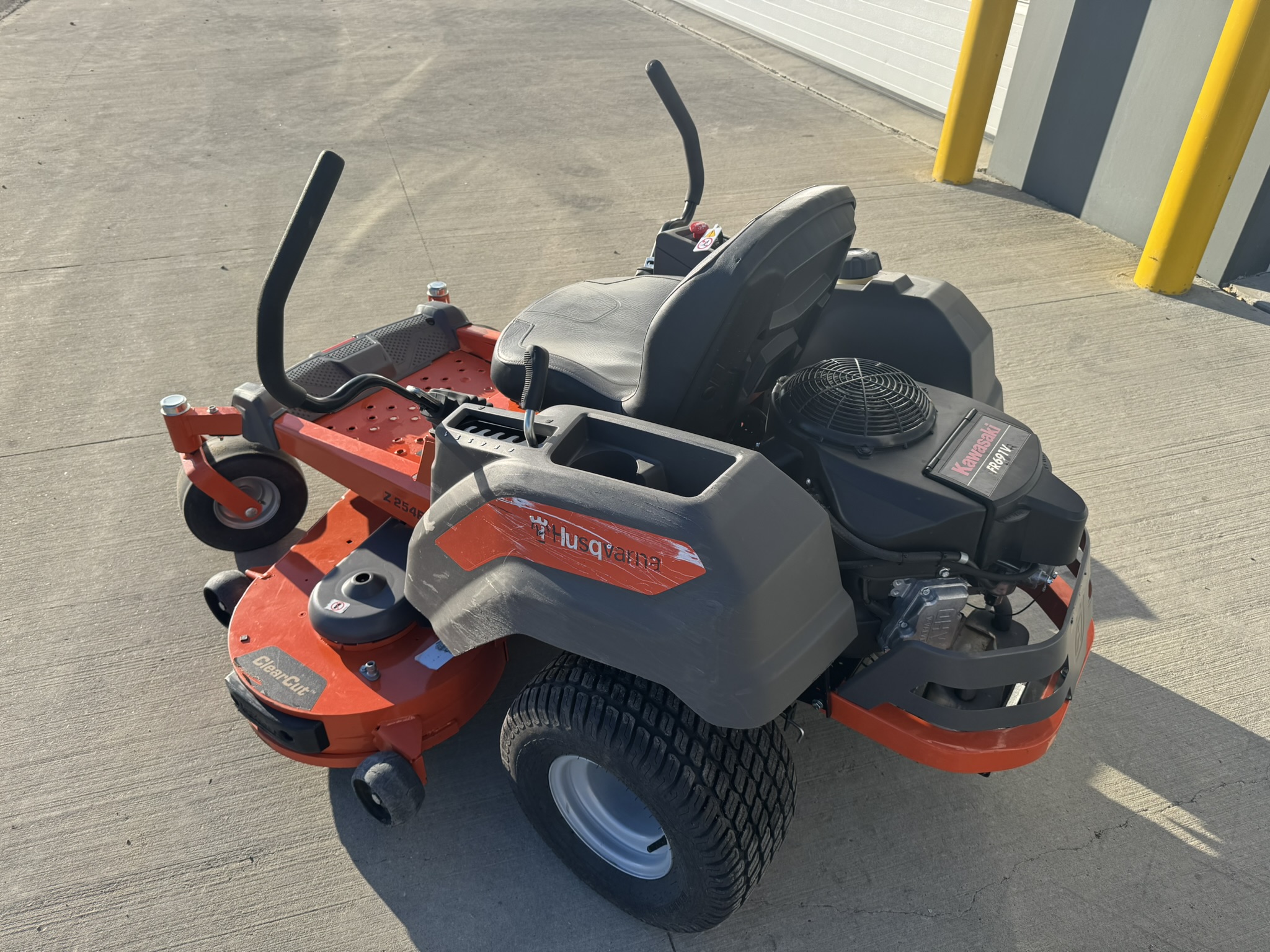 2020 Husqvarna Z254F Mower/Zero Turn