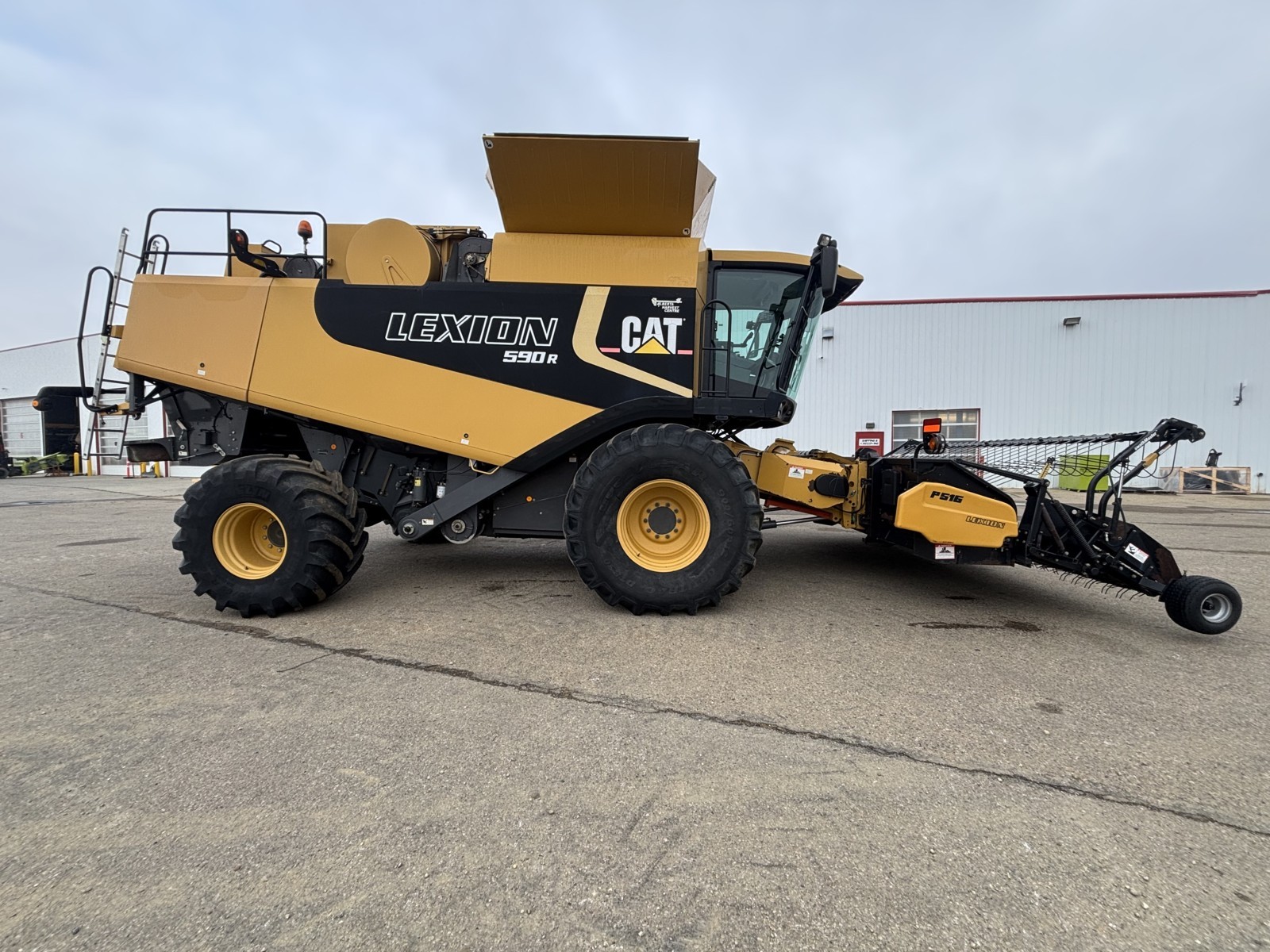 2005 Caterpillar 590R Combine
