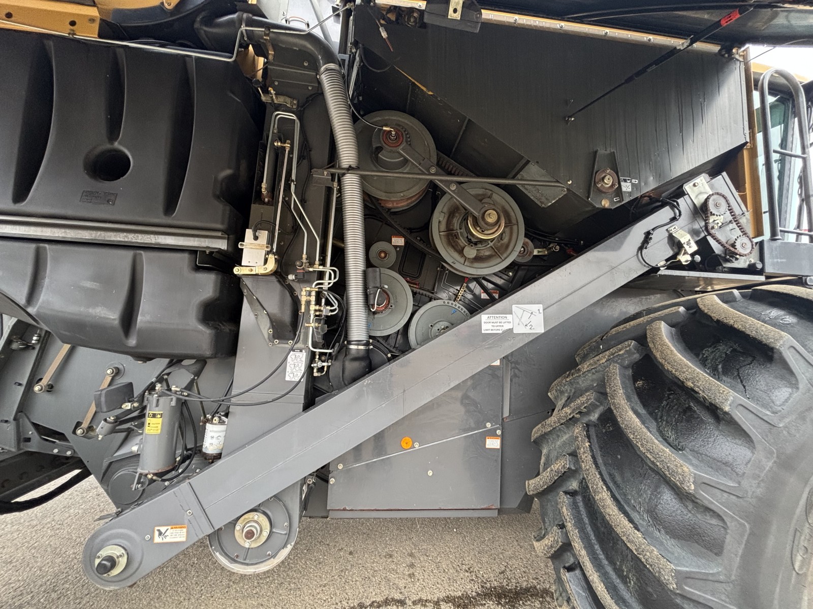 2005 Caterpillar 590R Combine