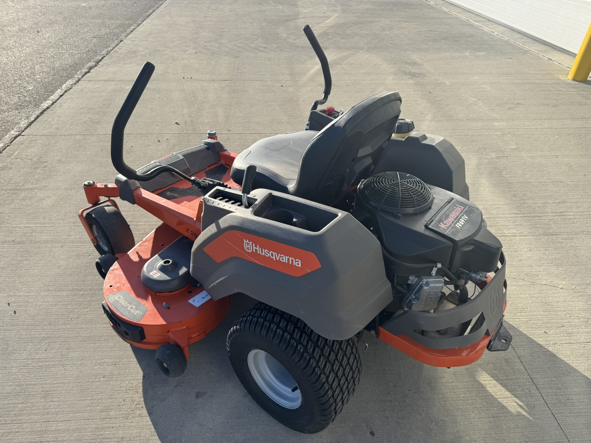 2020 Husqvarna Z254F Mower/Zero Turn