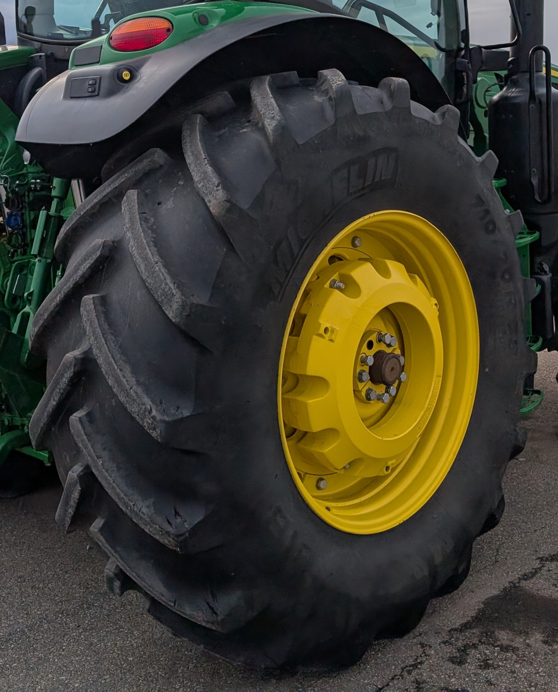 2019 John Deere 6195R Tractor