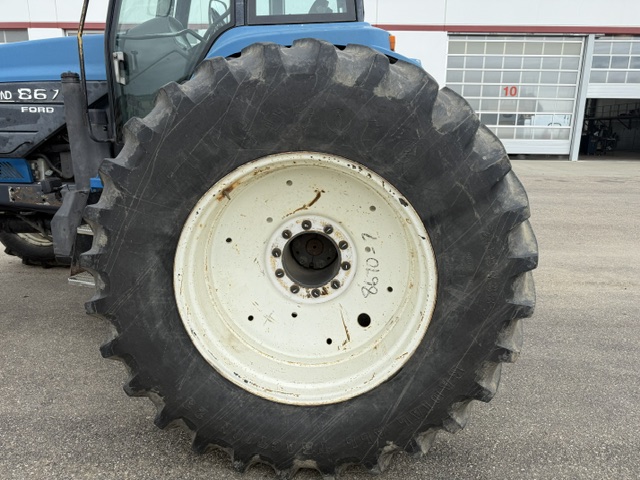1996 New Holland 8670 Tractor