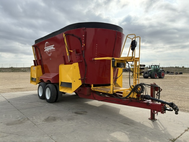 2021 Supreme 1500TR Vertical Feed Mixer