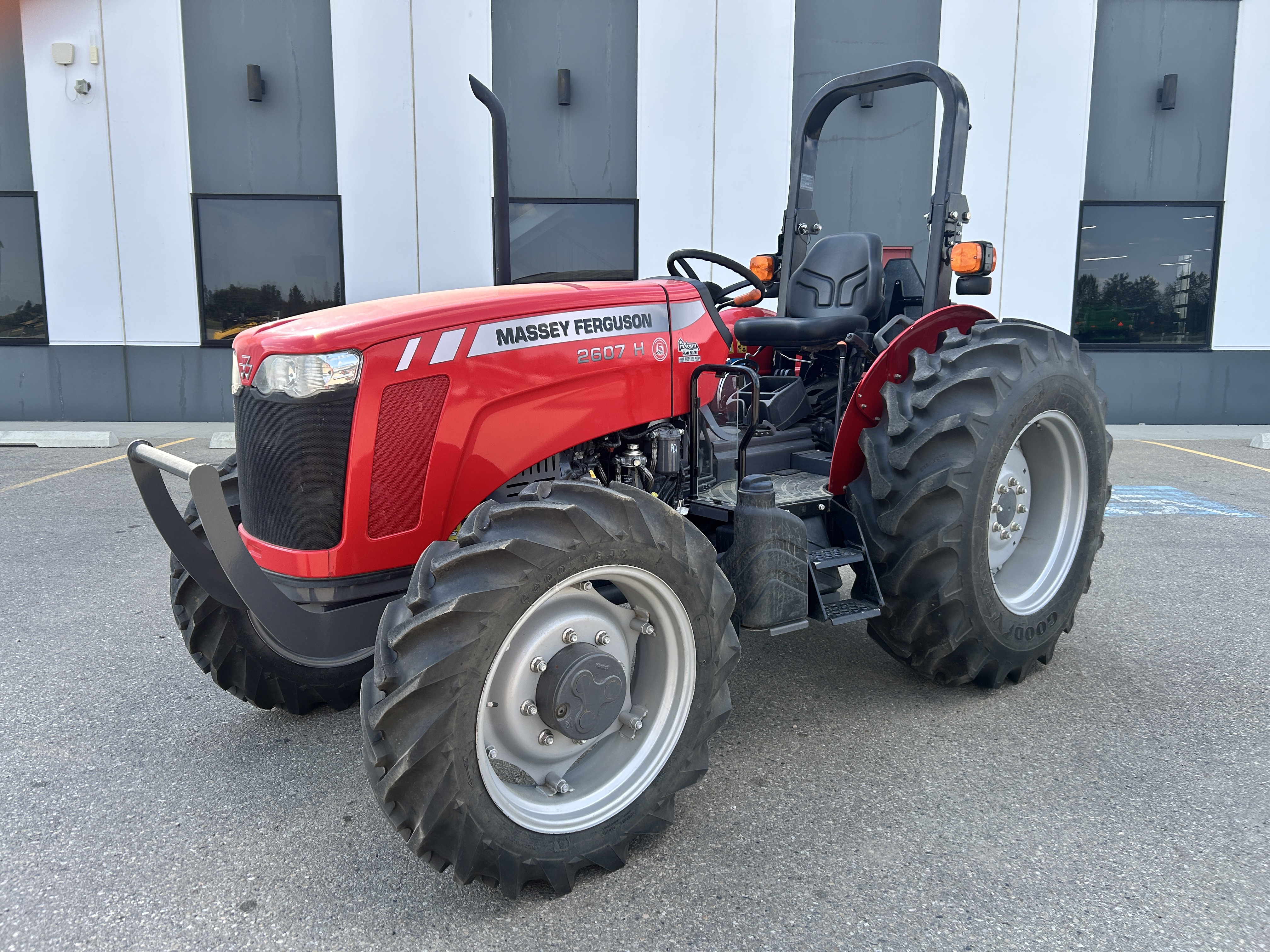 2023 Massey Ferguson 2607H Tractor
