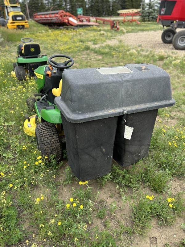 John Deere S100 Lawn Tractor