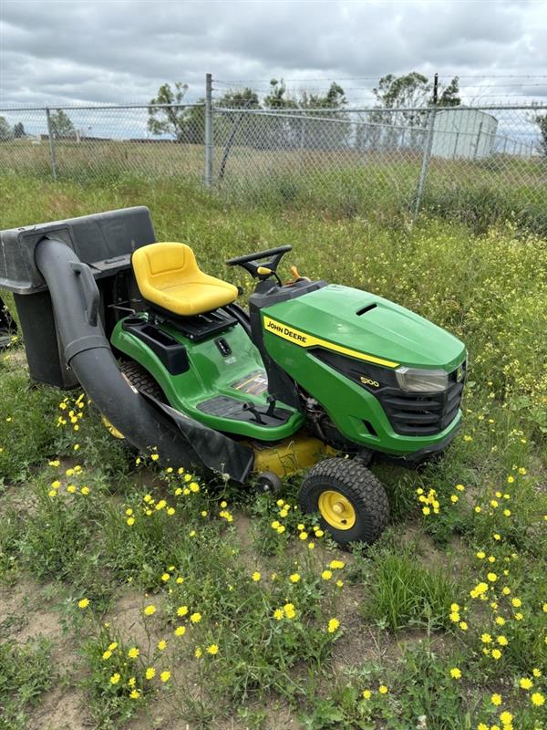 John Deere S100 Lawn Tractor