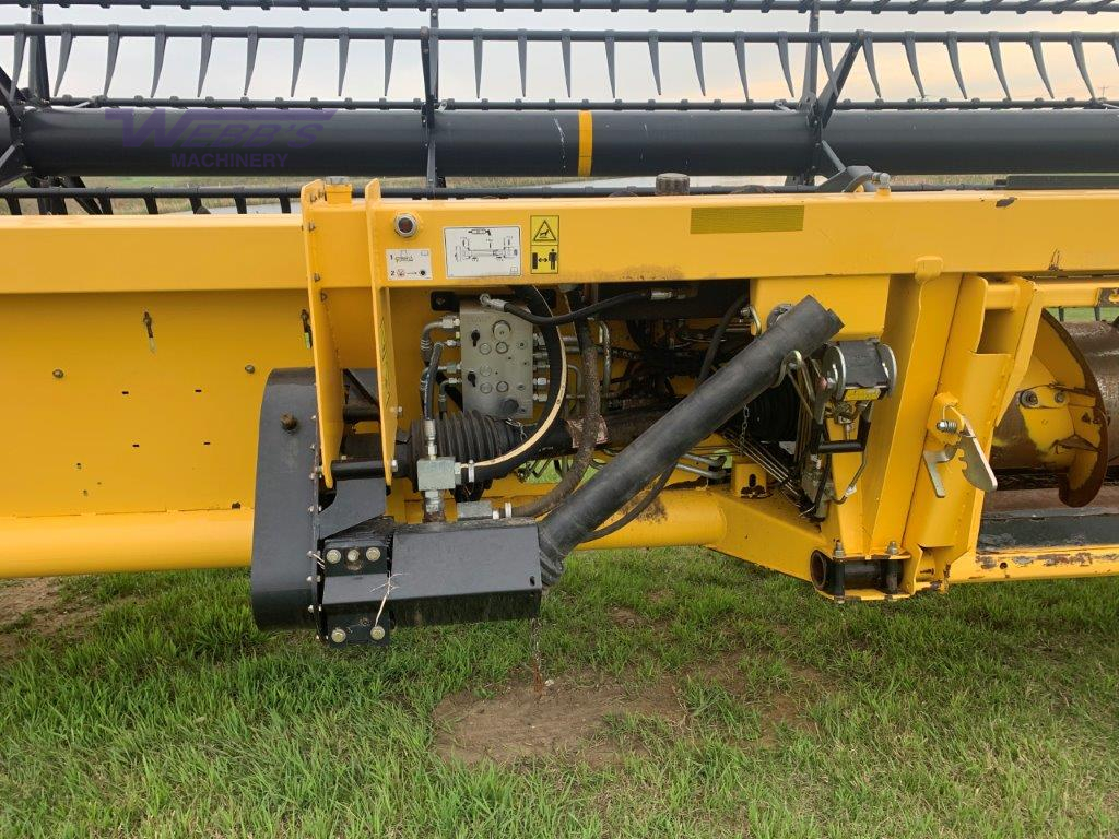 2013 New Holland 840CD-35 Header Combine