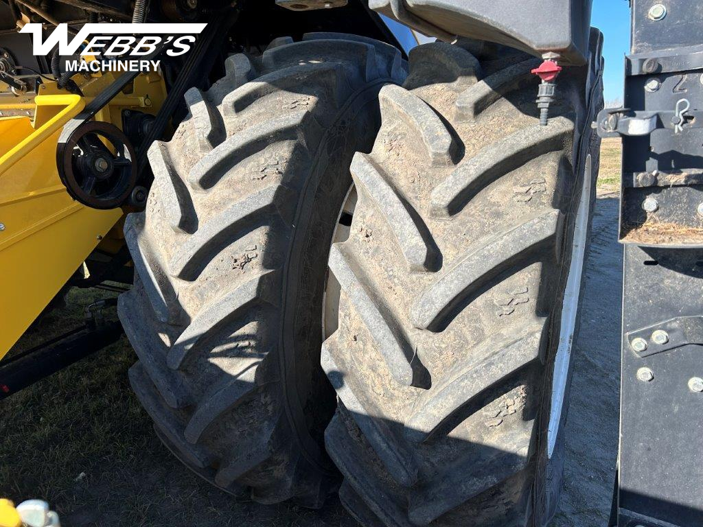 2016 New Holland CR9.90 Combine