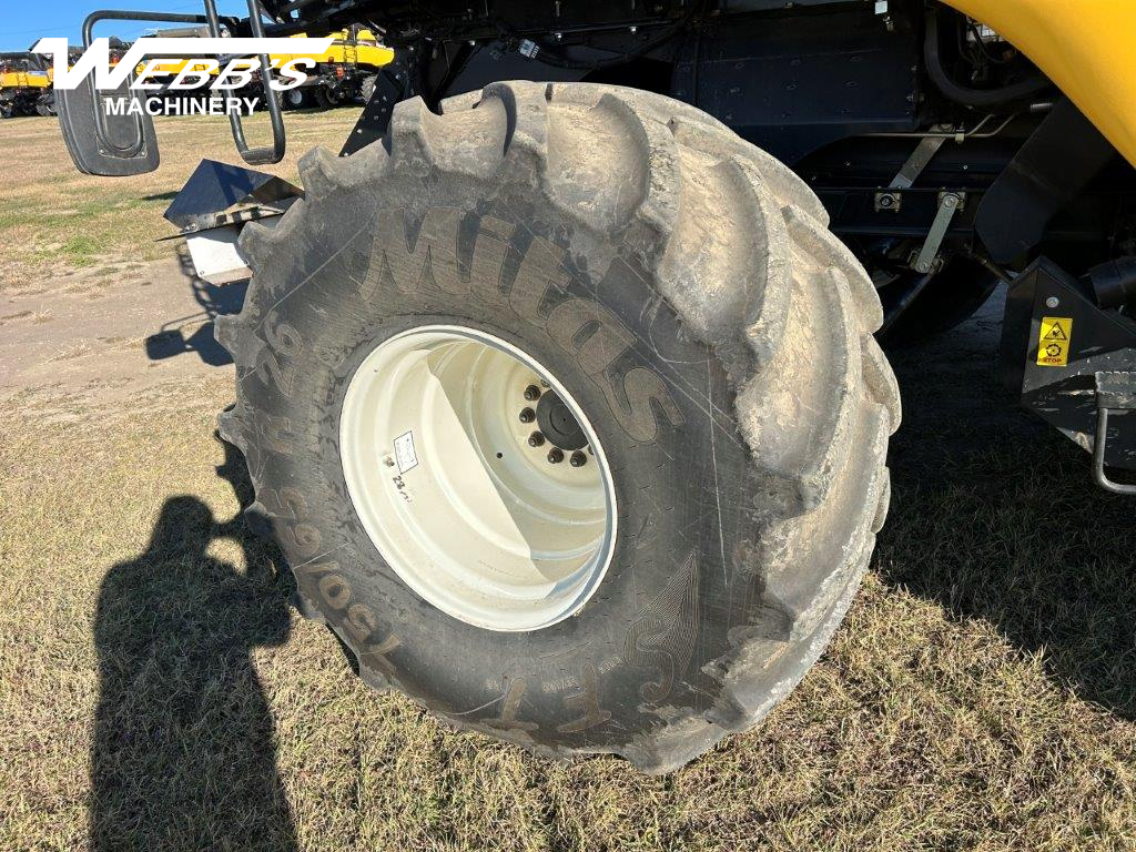 2016 New Holland CR9.90 Combine