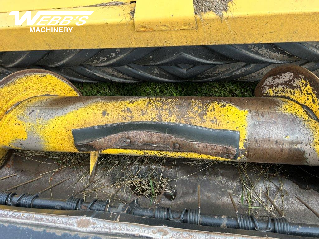 2013 New Holland H8060 Windrower