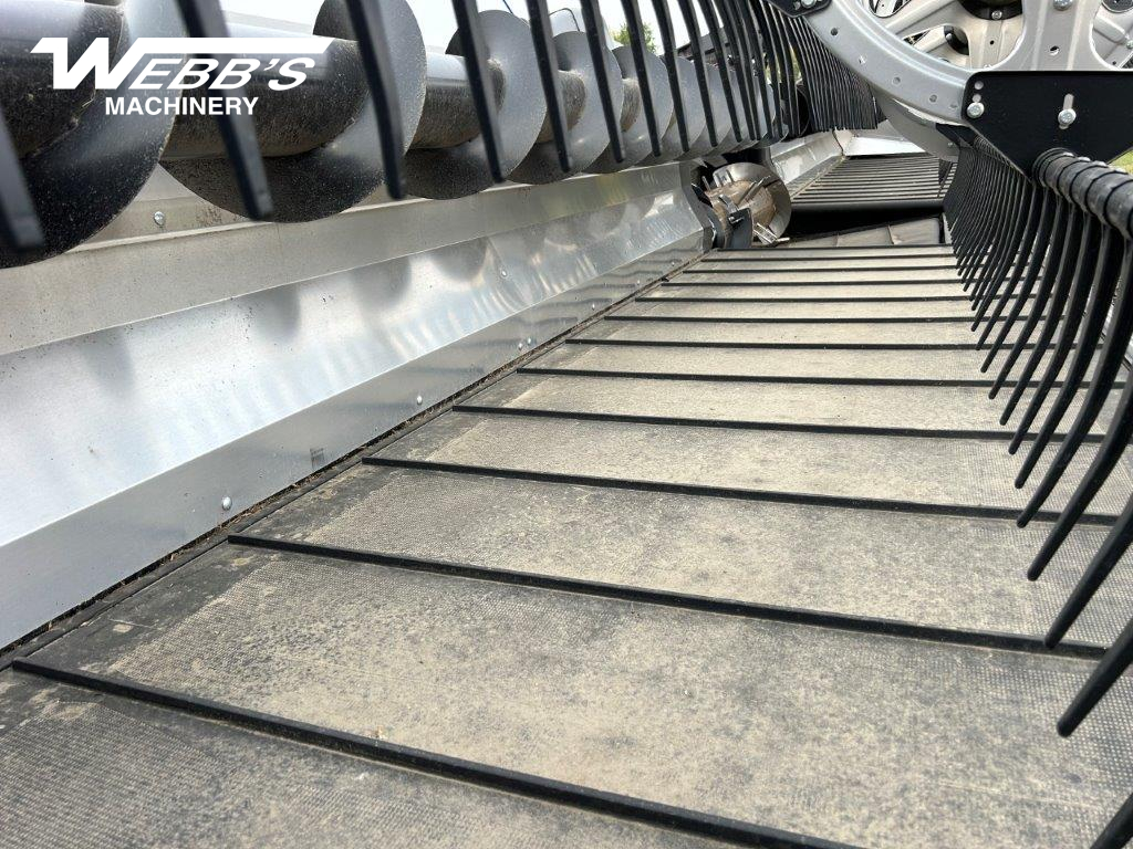 2022 MacDon FD235 Header Combine