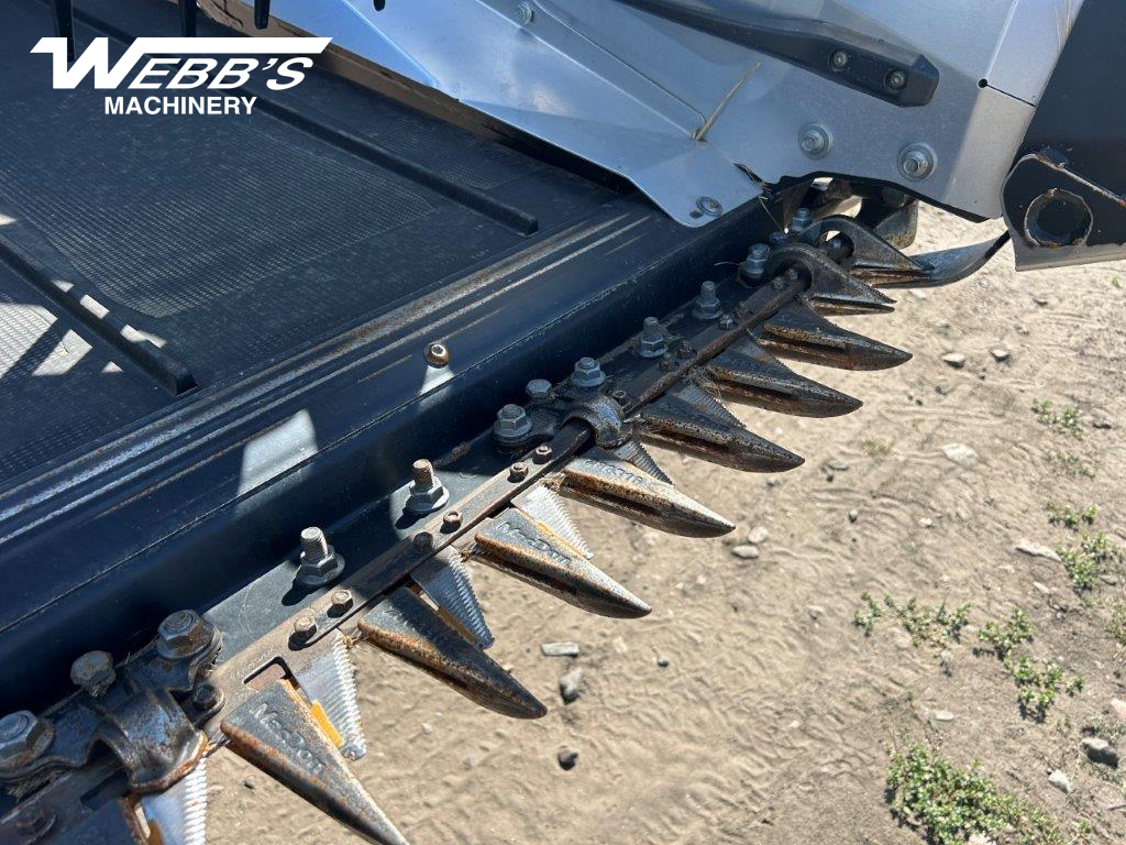 2022 MacDon FD235 Header Combine