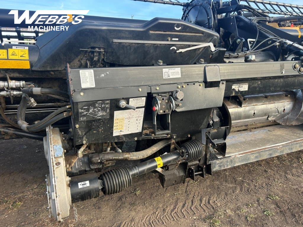 2017 MacDon FD75-40 Header Combine