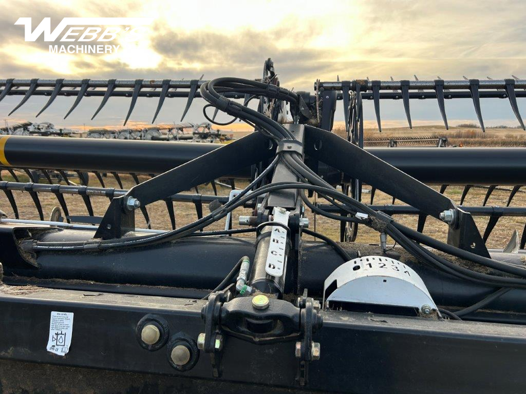 2018 MacDon FD75-40 Header Combine