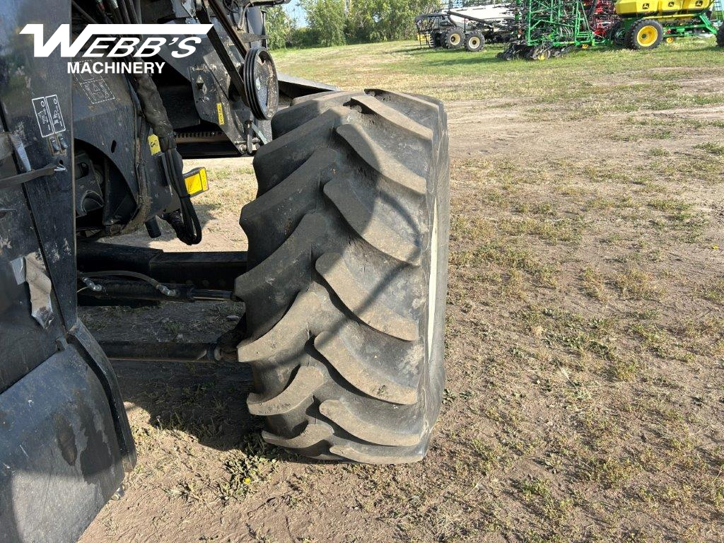 2014 New Holland CR8090 Combine