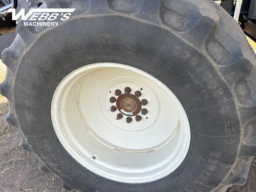 2014 New Holland CR8090 Combine