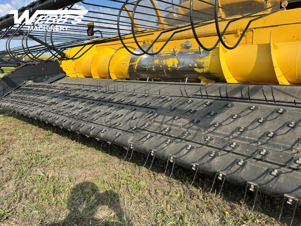 2014 New Holland CR8090 Combine