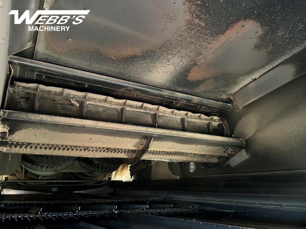 2014 New Holland CR8090 Combine