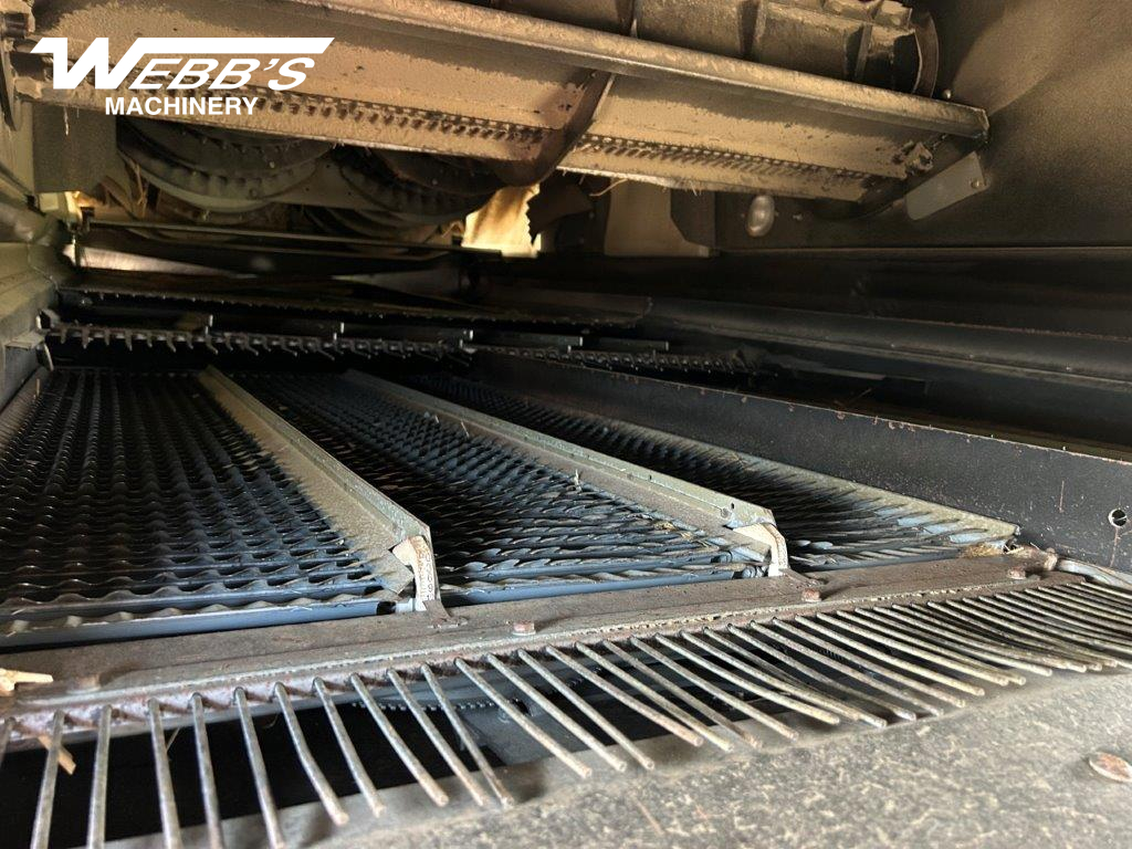 2014 New Holland CR8090 Combine