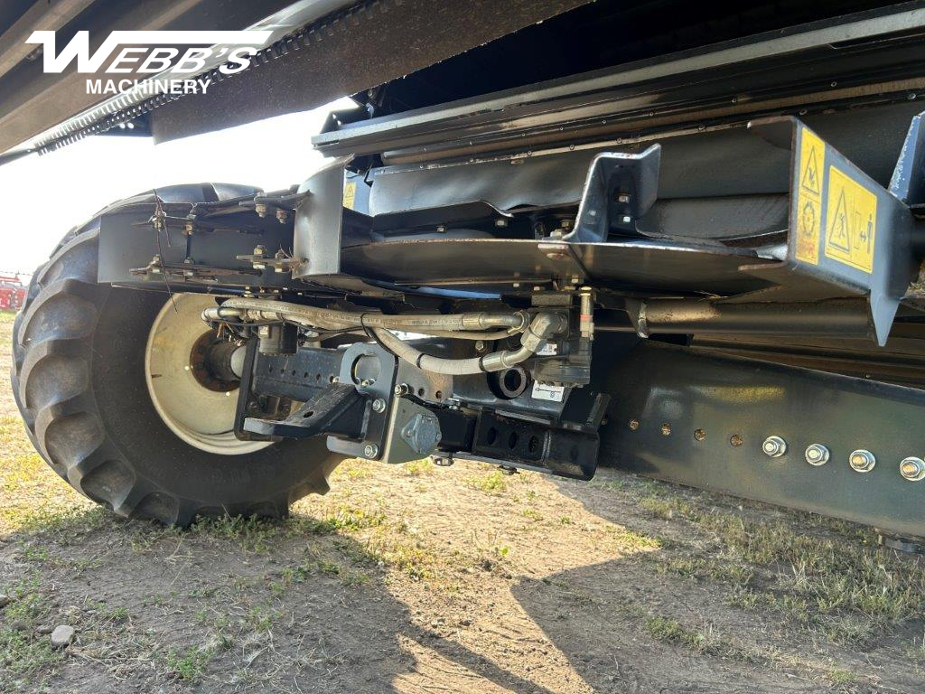 2014 New Holland CR8090 Combine