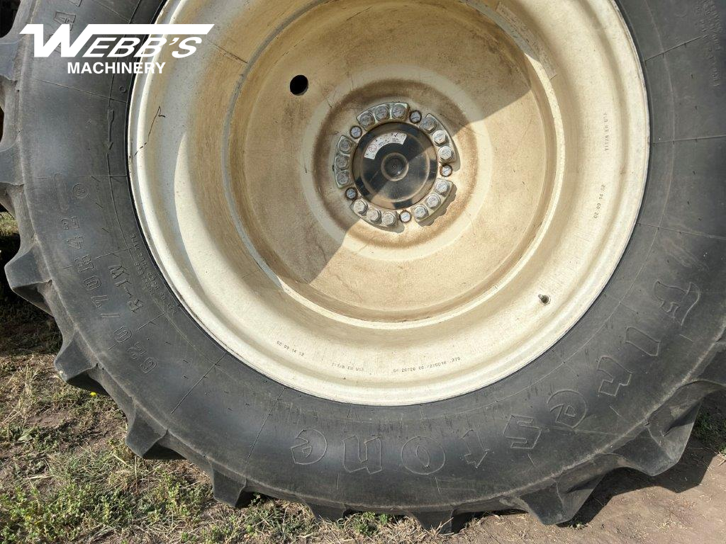 2014 New Holland CR8090 Combine