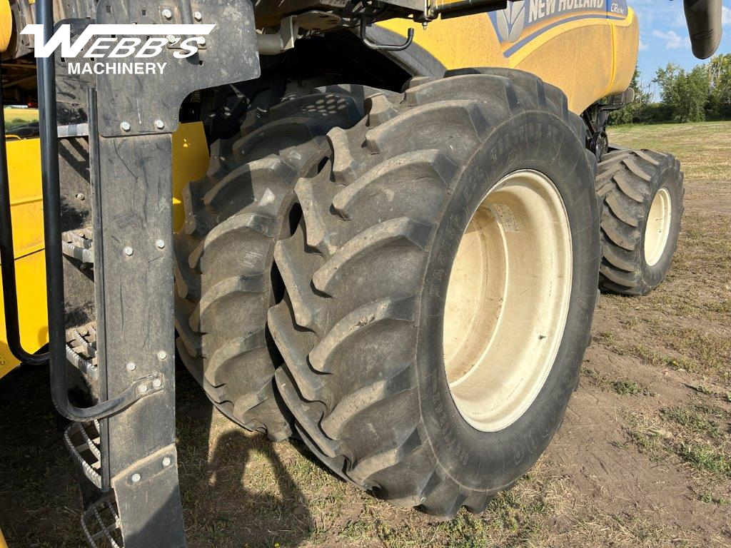 2014 New Holland CR8090 Combine