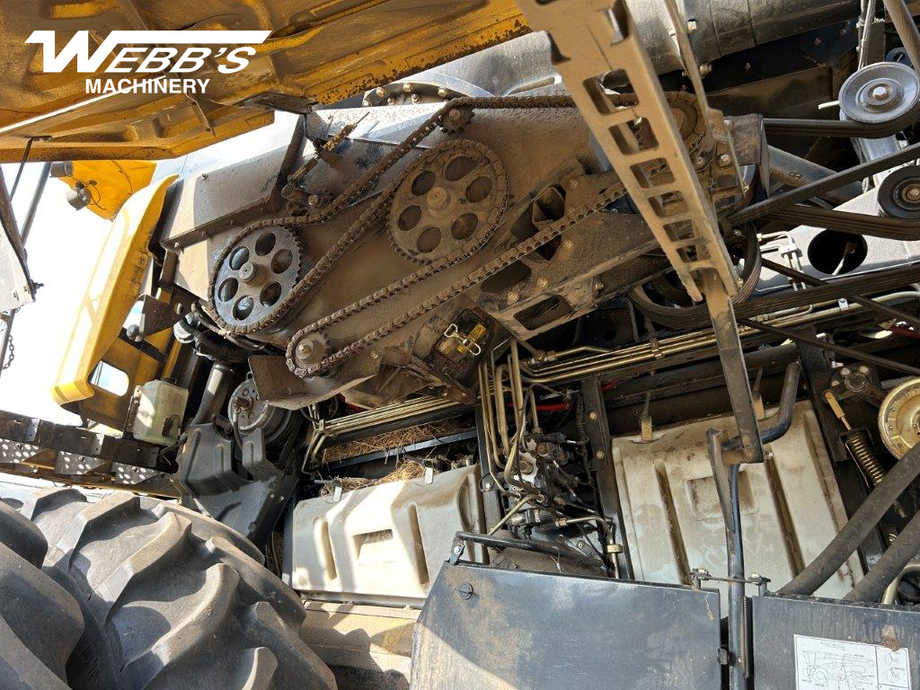 2014 New Holland CR8090 Combine