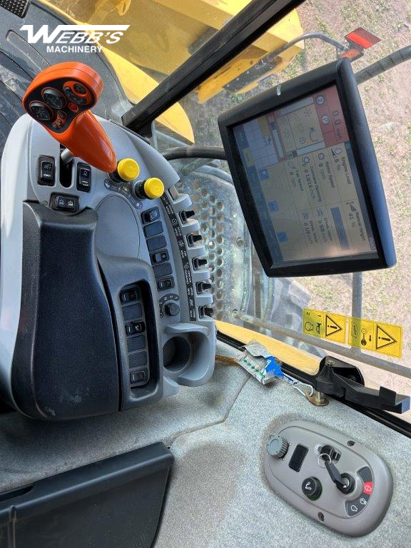 2014 New Holland CR8090 Combine