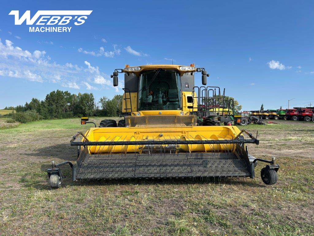 2014 New Holland CR8090 Combine