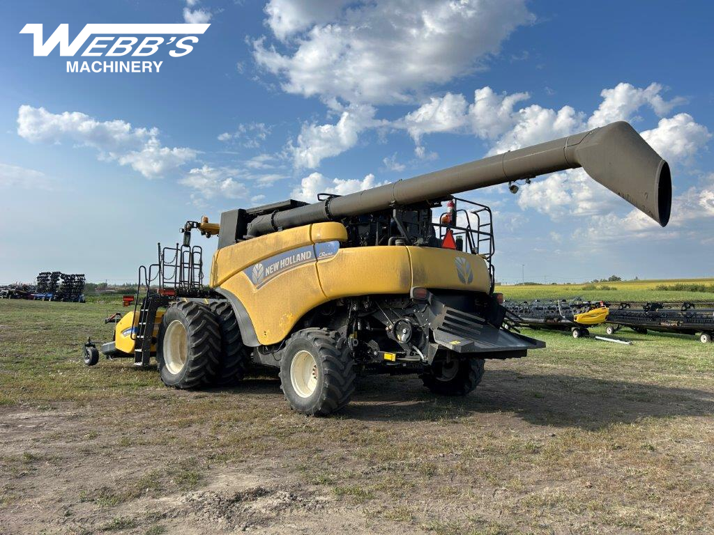 2014 New Holland CR8090 Combine