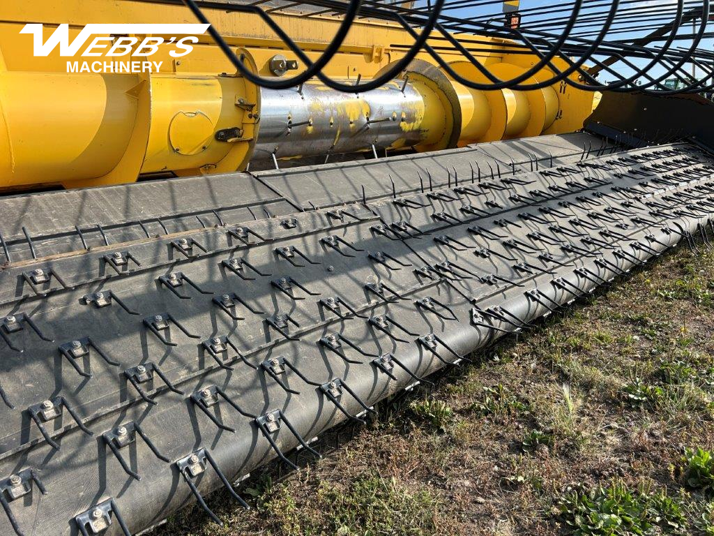 2014 New Holland CR8090 Combine