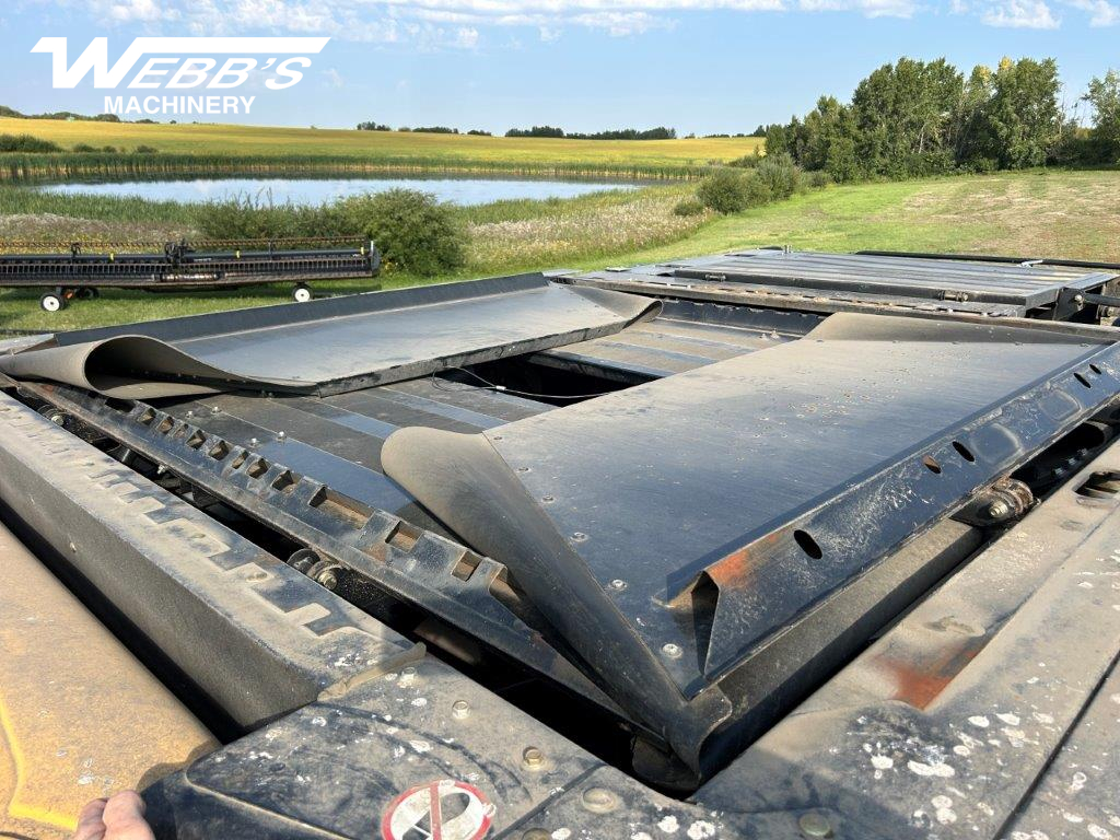 2014 New Holland CR8090 Combine