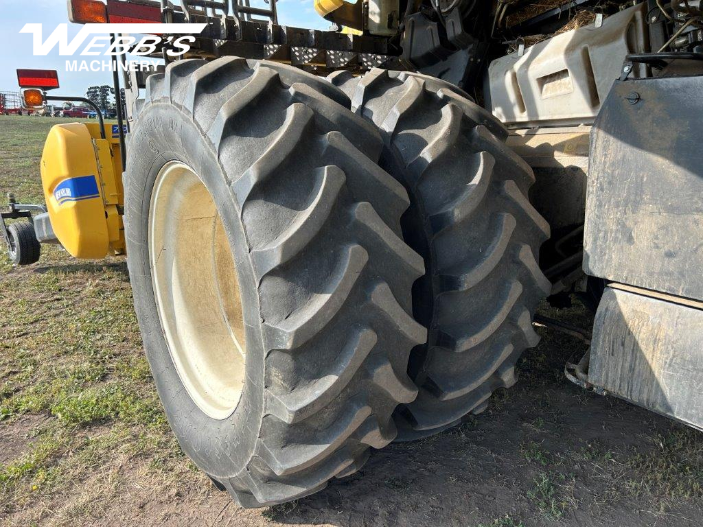 2014 New Holland CR8090 Combine