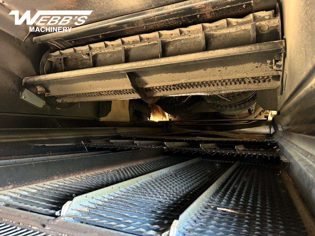 2014 New Holland CR8090 Combine